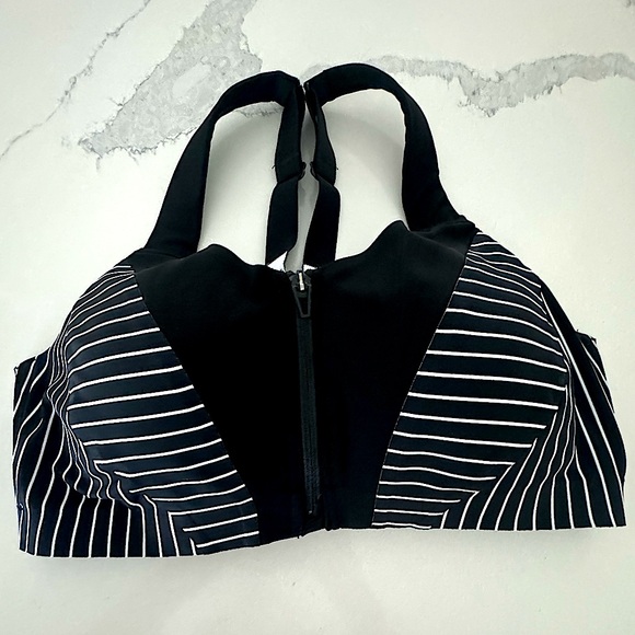 Victoria’s Secret - Knockout Front-Close 2.0 Sports Bra - Buy 2, Get 3rd Free - Picture 2 of 8